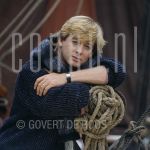 25-09-1985 Benny Neyman at location in  Amsterdam.

[keywords]Posed, Half Length, Eyecontact, Rope[/keywords]